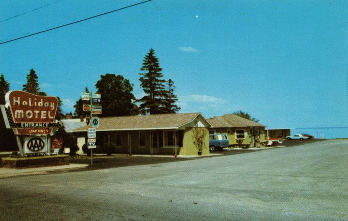 Holiday Motel - Vintage Postcard (newer photo)
